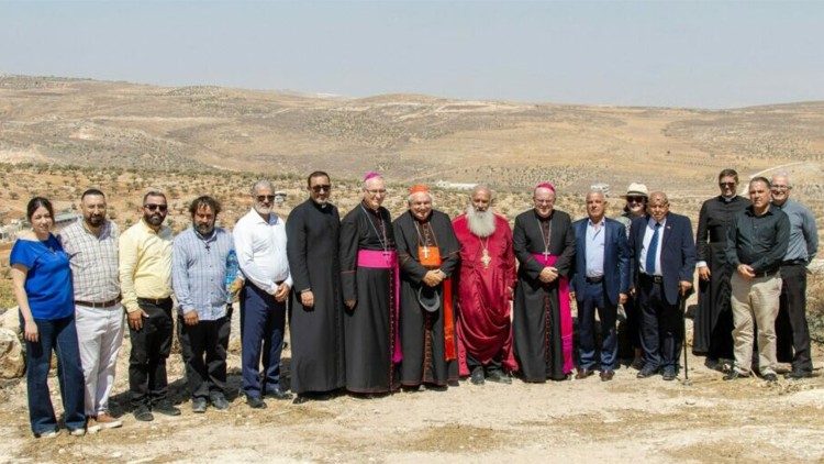 Die Delegation der französischen Bischöfe, darunter der Vorsitzende Jean-Marc Aveline und die beiden stellvertretenden Vorsitzenden Benoît Bertrand und Vincent Jordy, im christlichen Dorf Taybeh im Westjordanland am 17. August 2025.  