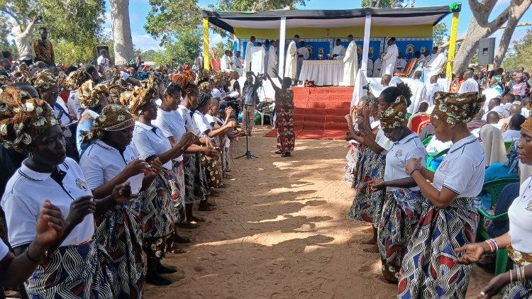 Momento da celebração durante a peregrinação ao Santuário Maria Mãe do Redentor, de Meconta