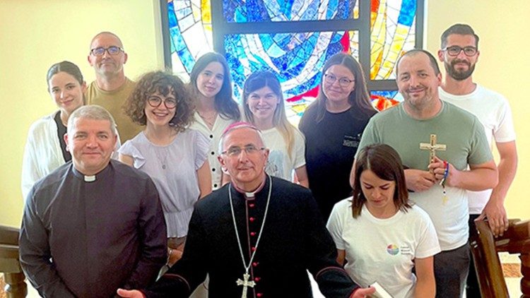 PS Iosif Păuleț, episcopul Diecezei de Iași, împreună cu tineri voluntari misionari în Kenya, la Maikona (foto: ercis.ro) 