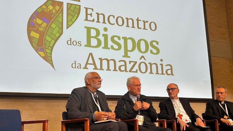 il cardinale Czerny (secondo da destra) tra i presuli intervenuti alla sessione inaugurale del primo incontro dei vescovi della CEAMA. Al microfono, il vicepresidente cardinale Leonardo Ulrich Steiner 