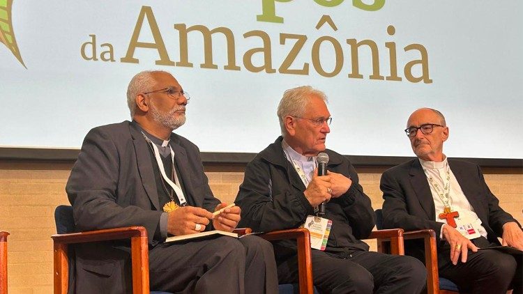 Il cardinal Czerny (primo a destra) nella sessione inaugurale dell'Incontro