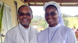 Irmã Maria Sílvia Tavares, acompanhada pelo Bispo de Mindelo, Dom Ildo Fortes 