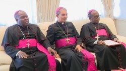 Bispos da Conferência Episcopal de Moçambique: D. Osório Citora Afonso (E), D. João Carlos H. Nunes (C) e D. Inácio Saúre (D)