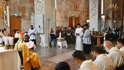 Samalla piispa Raimo Goyarrola vihki diakoni Chien Nguyenin papiksi.