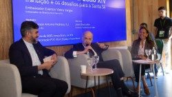 O reitor padre Anderson Pedroso, S.J., e o embaixador Éverton Vieira Vargas. Foto: Ana Beatriz Magalhães - PUC-Rio