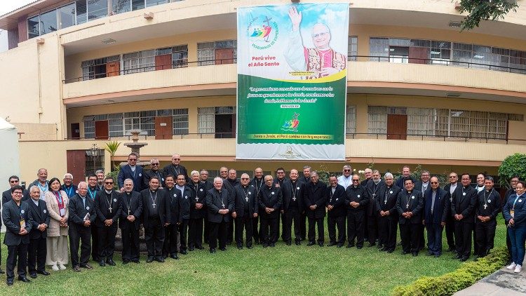 I partecipanti all'assemblea plenaria della Conferenza episcopale peruviana