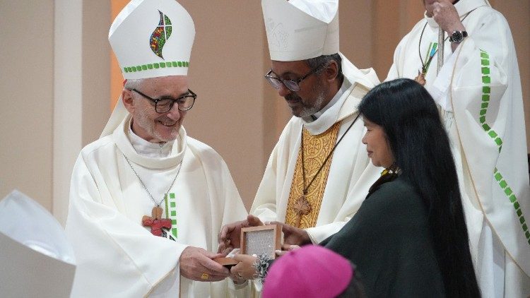 El cardenal Michael Czerny recibe los símbolos del encuentro de la CEAMA 
