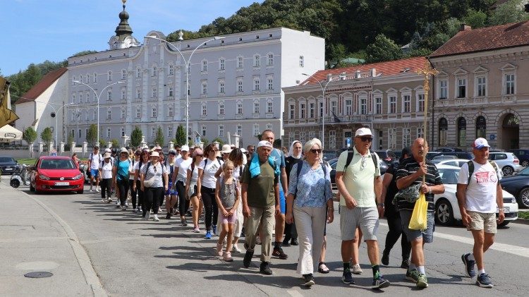 Hodočasnici pješaci krenuli su iz Požege prema Voćinu