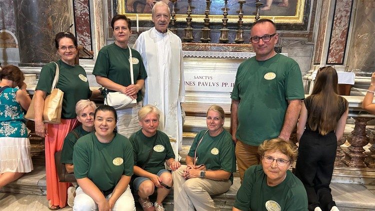 Czwartkowe Msze św. przy grobie św. Jana Pawła II mają już długą tradycję