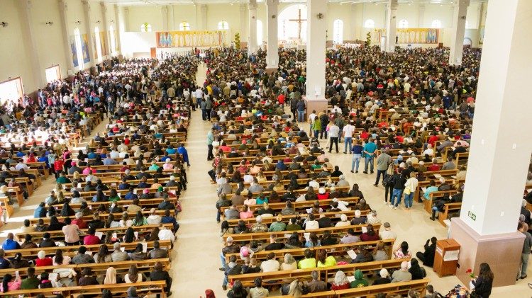Os fiéis no interior do Santuário