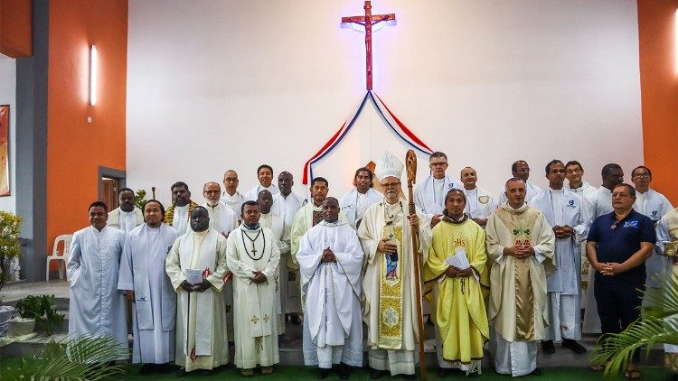 Ordenação do Padre Albertino Raimundo Molde, celebração presidida pelo arcebispo da Beira D. Claudio Dalla Zuanna