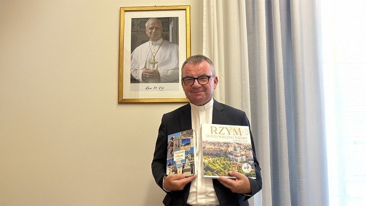 Ks. Waldemar Turek z albumem "Rzym. miasto wiecznej nadziei" oraz książką "Poczt&oacute;wki z Rzymu"
