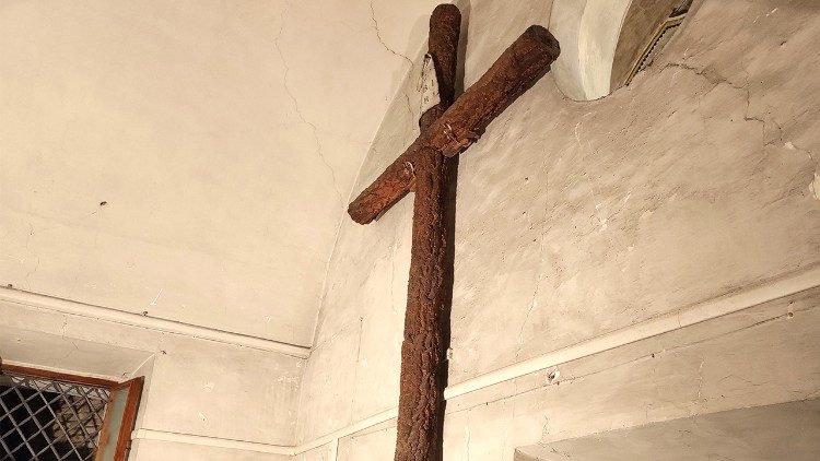 Le croci affisse alle pareti