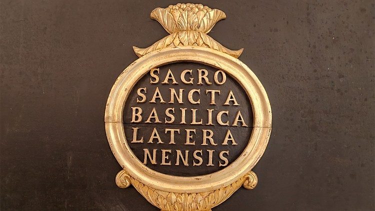 Un'insegna della Basilica Lateranense