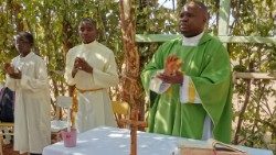 Parish Priest of Nossa Senhora do Carmo, Fr. Joaquim Ernesto, celebrates Mass at an outstation