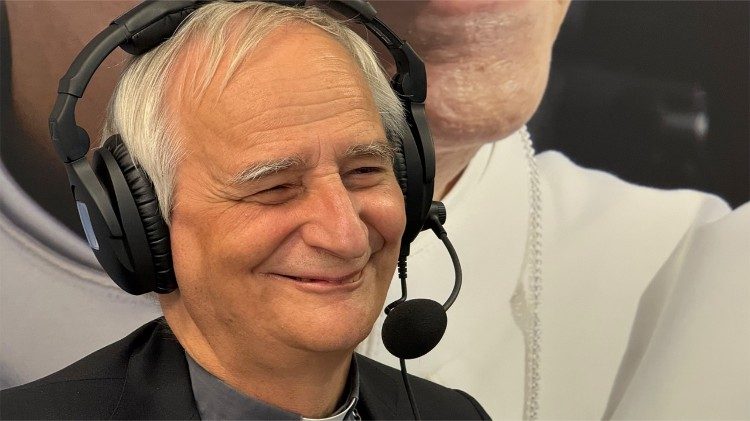 Il cardinale Matteo Maria Zuppi nello stand dei media vaticani al Meeting di Rimini 2025 