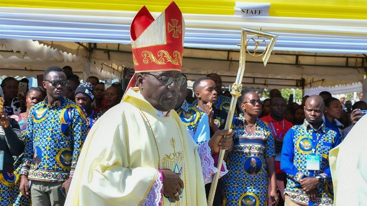 Askofu Mapunda wakati wa misa ya kufunga Kongamano la Viwawa Tanzania