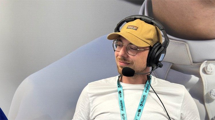 Uno dei tanti giovani presenti al Meeting di Rimini 2025