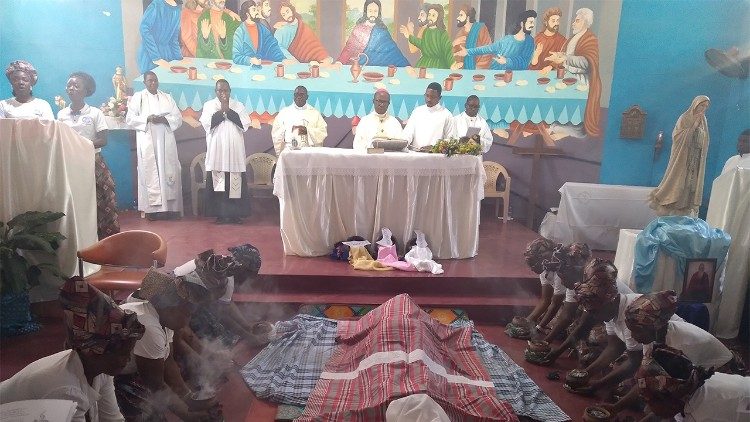 Momento solene da prostração na profissão da Ir. Ana Maria Caetano Mutita, FCIM