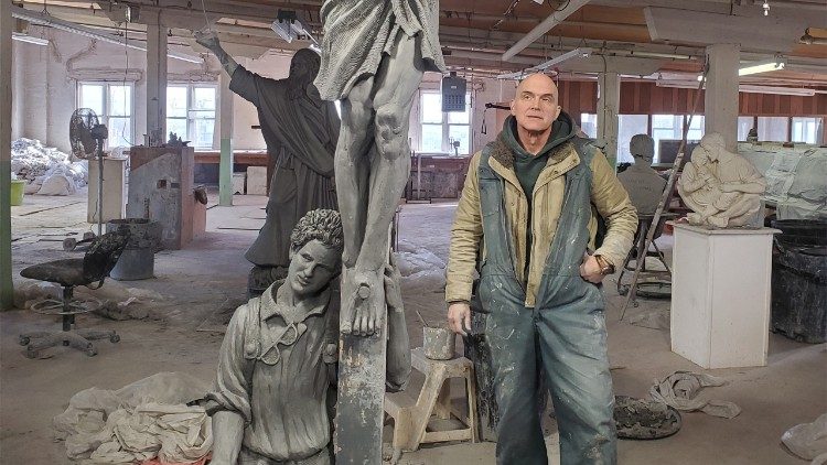 Timothy Schmalz assina a obra de Jesus em situação de rua que será instalada no Santuário de Aparecida: o monumento “Cristo sem teto”