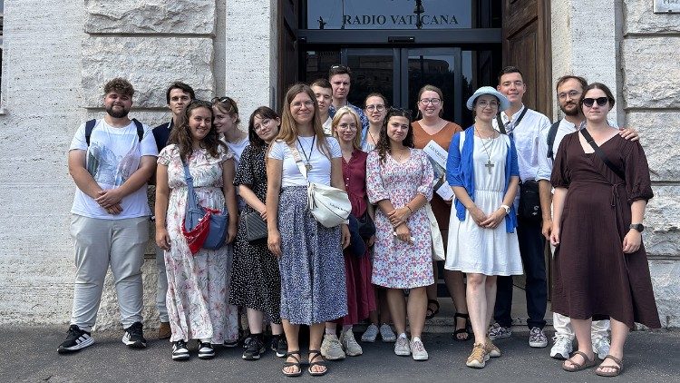 Uczestnicy pielgrzymki z diecezji warszawsko-praskiej przed siedzibą Radia Watykańskiego