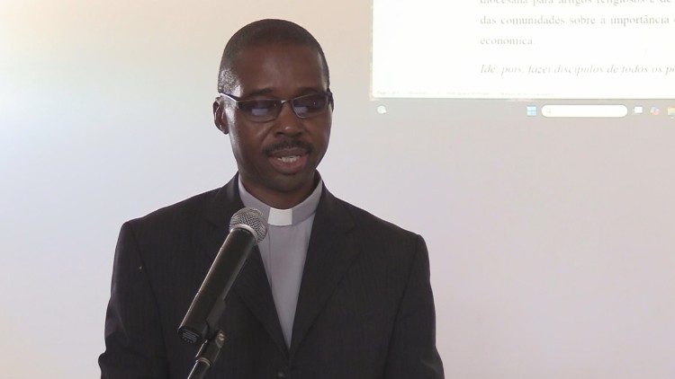 Padre José da Cruz Muluta, Chanceler da Arquidiocese, na apresentação do Comunicado final