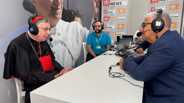 Il cardinale Kurt Koch nello studio dei media vaticani durante il Meeting di Rimini 2025