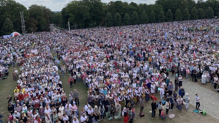 W uroczystościach uczestniczyły tysiące wiernych. Fot. KEP