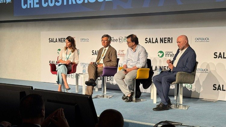 De derecha a izquierda: Colum McCann, Javier Cercas, Paolo Ruffini y Linda Stroppa en la reunión de Rímini 