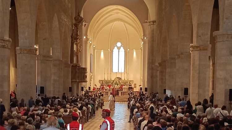 L'interno della Basilica di Collemaggio