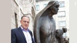 Profesor Flamur Gashi para bustit të Shenjtës Nënë Terezë në Sarajevë