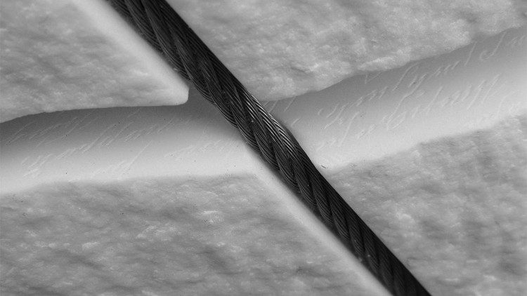 Diario, 2016  Marmo bianco statuario, acciaio, cavi acciaio inox, H 150 x 600 x 120 cm Foto Nicola Gnesi