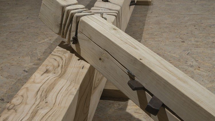 Legami #35, 2022  Legno castagno, cavi acciaio inox - installazione a tre elementi; H 20 x 330 x 25 cm, H 20 x 260 x 25 cm, H 12 x 125 x 15 cm.  Foto Paolo dell'Elce