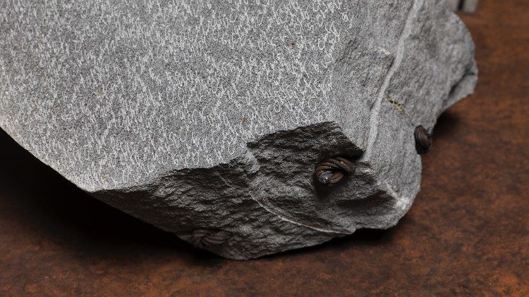 La soglia è la sorgente, 2018  Basalto grigio, cavi acciaio – installazione a nove elementi; H 64,5 x 50 cm - H 6,5 x 5,5 cm.  Foto Nicola Gnesi