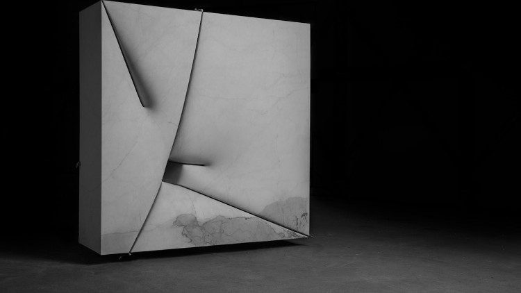 La materialità dell’Invisibile, 2014 Marmo bianco statuario, cavi acciaio inox, H 160 x 160 x 51 cm.  Foto Nicola Gnesi