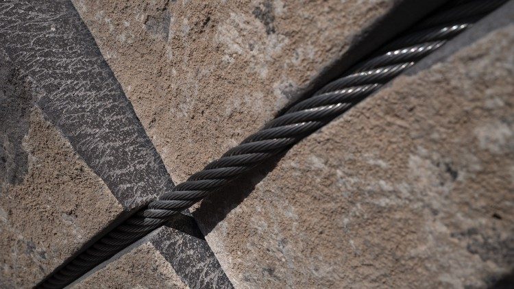 Diario, 2016  Marmo bianco statuario, acciaio, cavi acciaio inox, H 150 x 600 x 120 cm Foto Nicola Gnesi