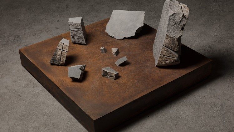 La soglia è la sorgente, 2018  Basalto grigio, cavi acciaio – installazione a nove elementi; H 64,5 x 50 cm - H 6,5 x 5,5 cm.  Foto Nicola Gnesi