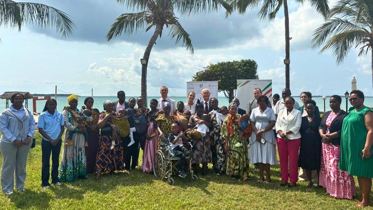 A Dar es Salaam, in Tanzania, in posa insieme con le mamme