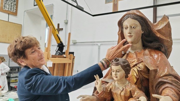 Stefania Colesanti con Nuestra Señora de Montserrat