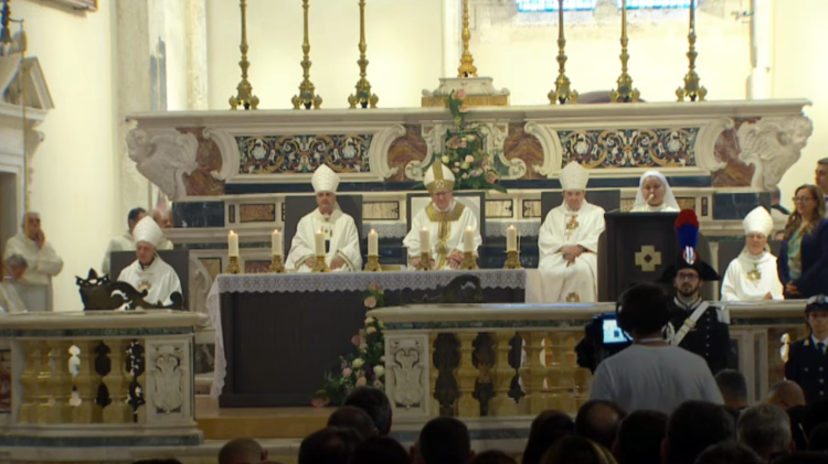 திருப்பலியின்போது கர்தினால் பரோலின் 