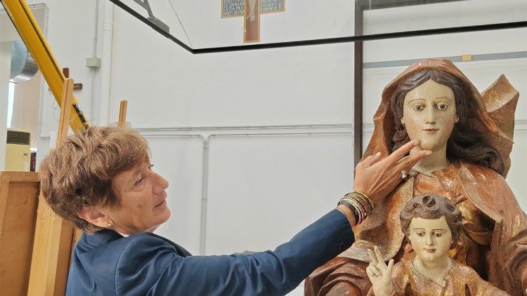 Stefania Colesanti con la Madonna di Montserrat