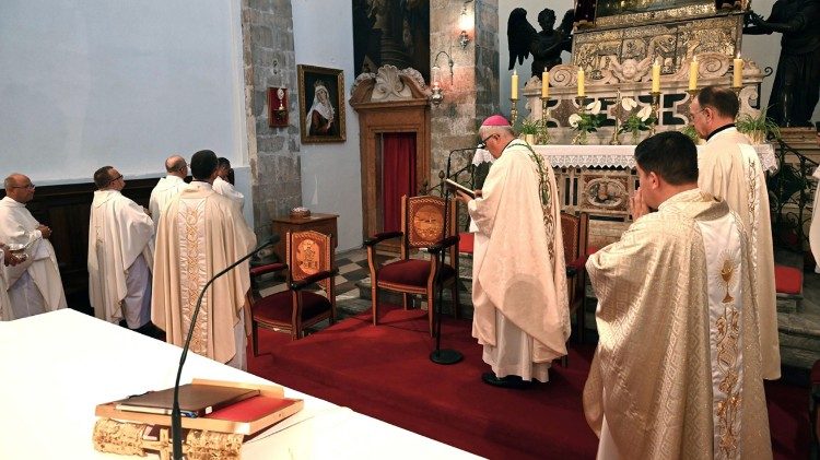 Nadbiskup Milan Zgrablić blagoslivlja sliku sv. Hedvige