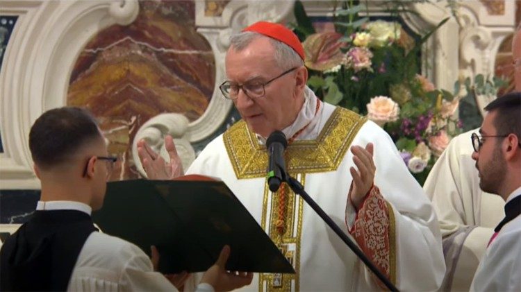 Le cardinal Parolin le 28 août dans la basilique Santa Maria de Collemagio à l'Aquila.