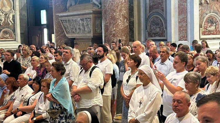 Msza św. przy grobie św. Jana Pawła II co tydzień gromadzi wielu uczestników (ks. Paweł Rytel-Andrianik)
