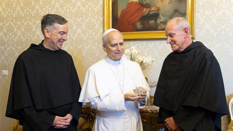 Leó pápa átveszi a Szent Ágoston-érmet a rend elöljáróitól, jobbra Robert P. Hagan atya, balra Joseph Farrell atya