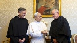 2025.08.28 Il Papa riceve la Medaglia di Sant’Agostino. A destra il priore provinciale agostiniano Robert P. Hagan, a sinistra il padre Joseph Farrell vicario generale dell’Ordine agostiniano