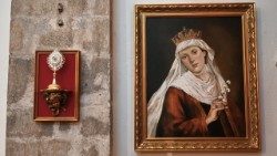 Pred slikom svete Hedvige i njezinom relikvijom mole se u crkvi sv. Šime u Zadru