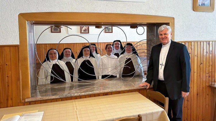 Sisački biskup Vlado Košić u samostanu sestara karmelićanki u Kloštar Ivaniću