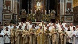 திருப்பலியின் நிறைவில் அருள்பணியாளர்களுடன் கர்தினால் பரோலின் 