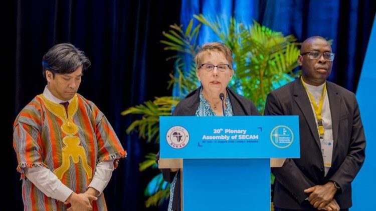 Presidente da SIGNIS, Helen Osman; Presidente da SIGNIS África, P. Prof. Walter Ihejirika (à direita) e o Secretário-Geral da SIGNIS, Dr. Peter Monthienvichienchai (à esquerda)